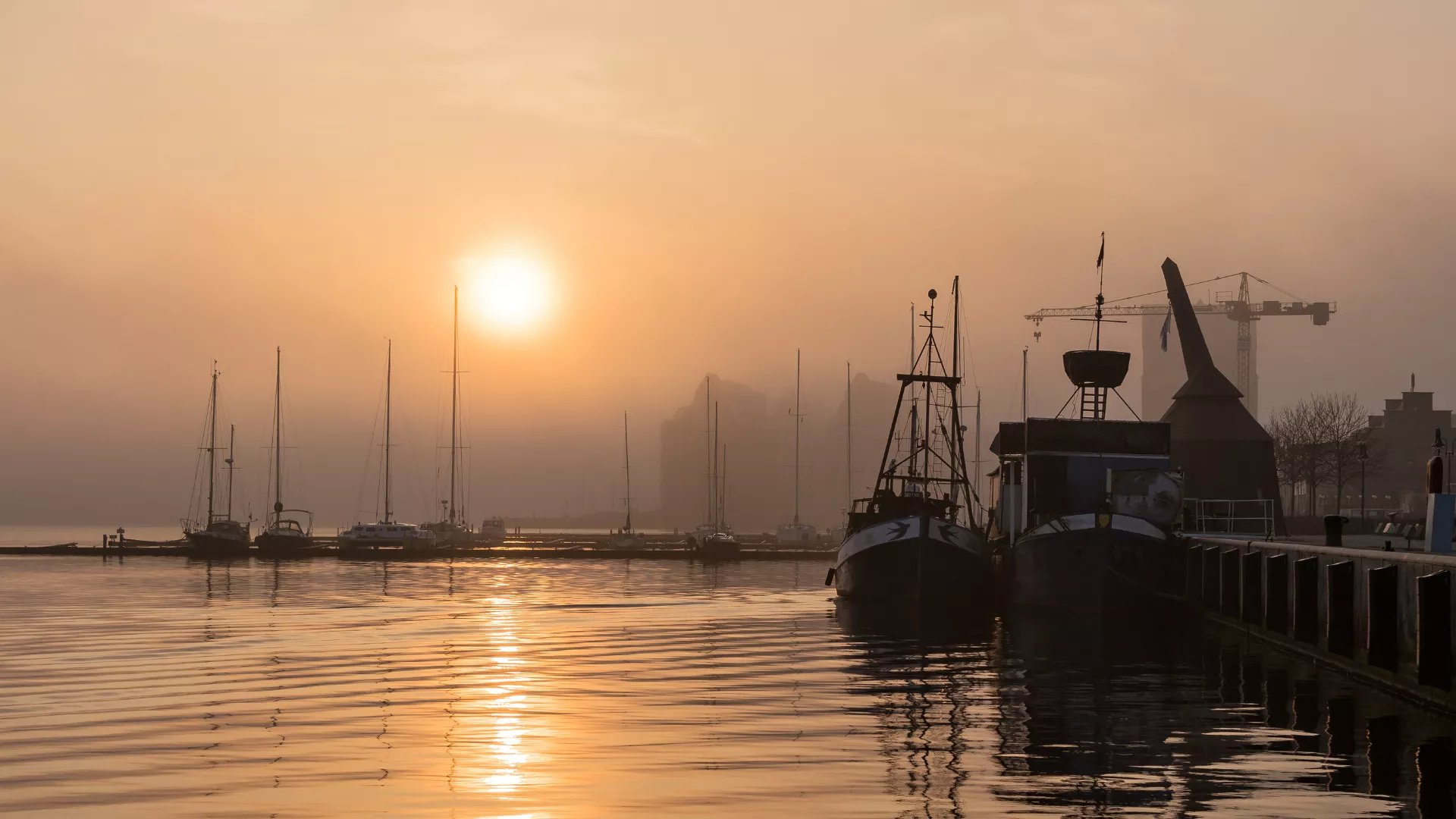 Rostock am Meer bei Nebel und Sonne