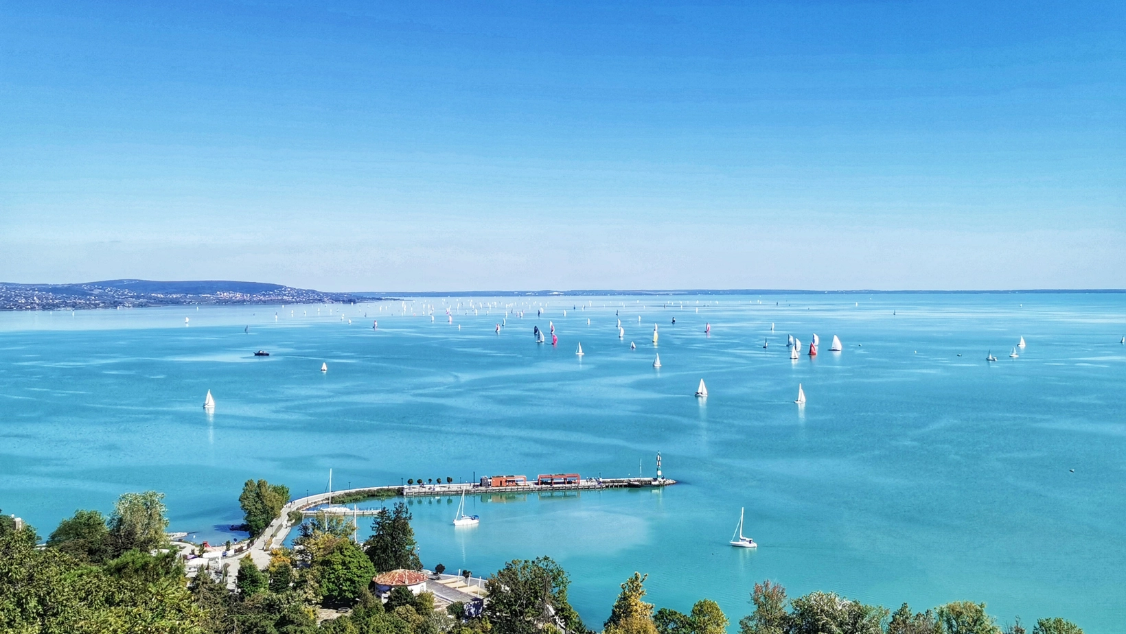 Der Balaton (Plattensee) in Ungarn aus der Vogelperspektive